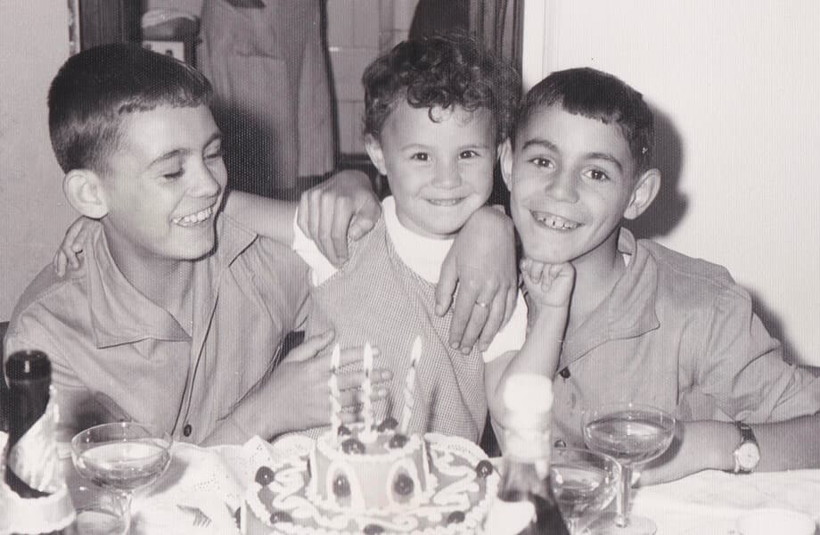 Ofelia de niña, entre sus hermanos, ante una tarta de cumpleaños