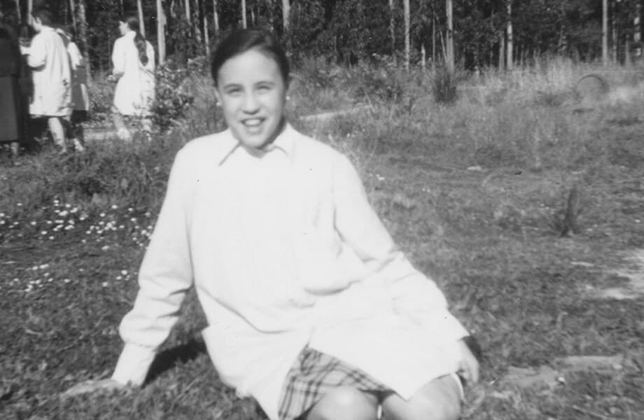 Ofelia adolescente, sentada en la hierba durante los años de internado
