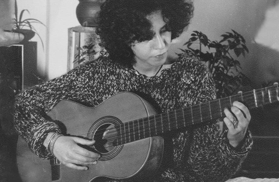 Ofelia tocando la guitarra española en los años de universidad