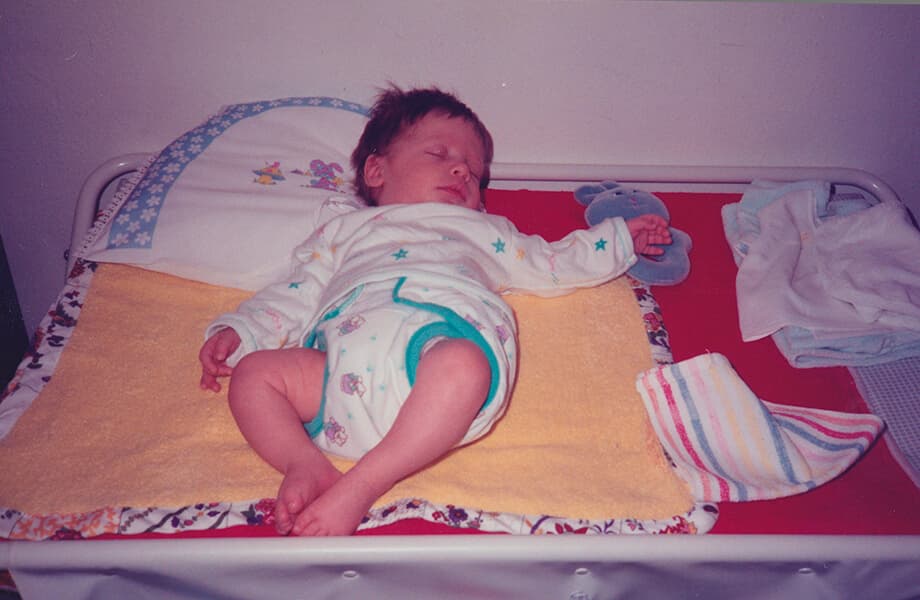 Su hijo recién nacido, dormido sobre el cambiador