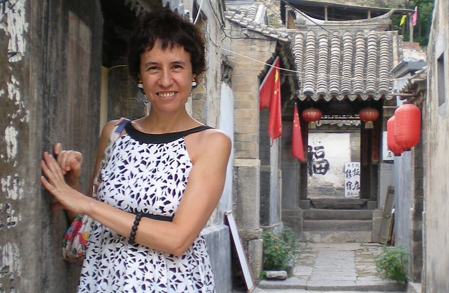 Ofelia en un hutong de Beijing, durante el postgrado