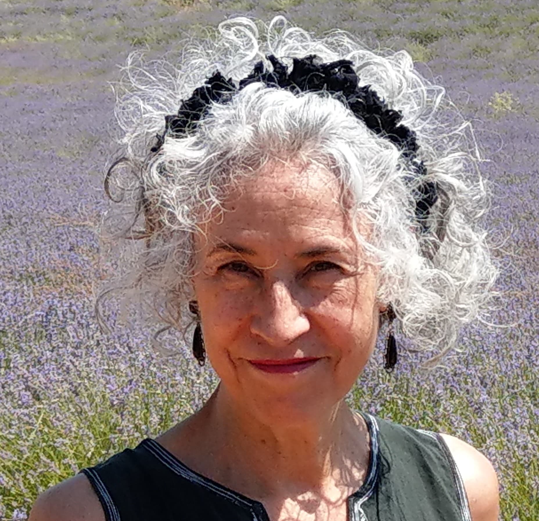 Retrato actual de Ofelia Lorenzo en un campo de lavanda