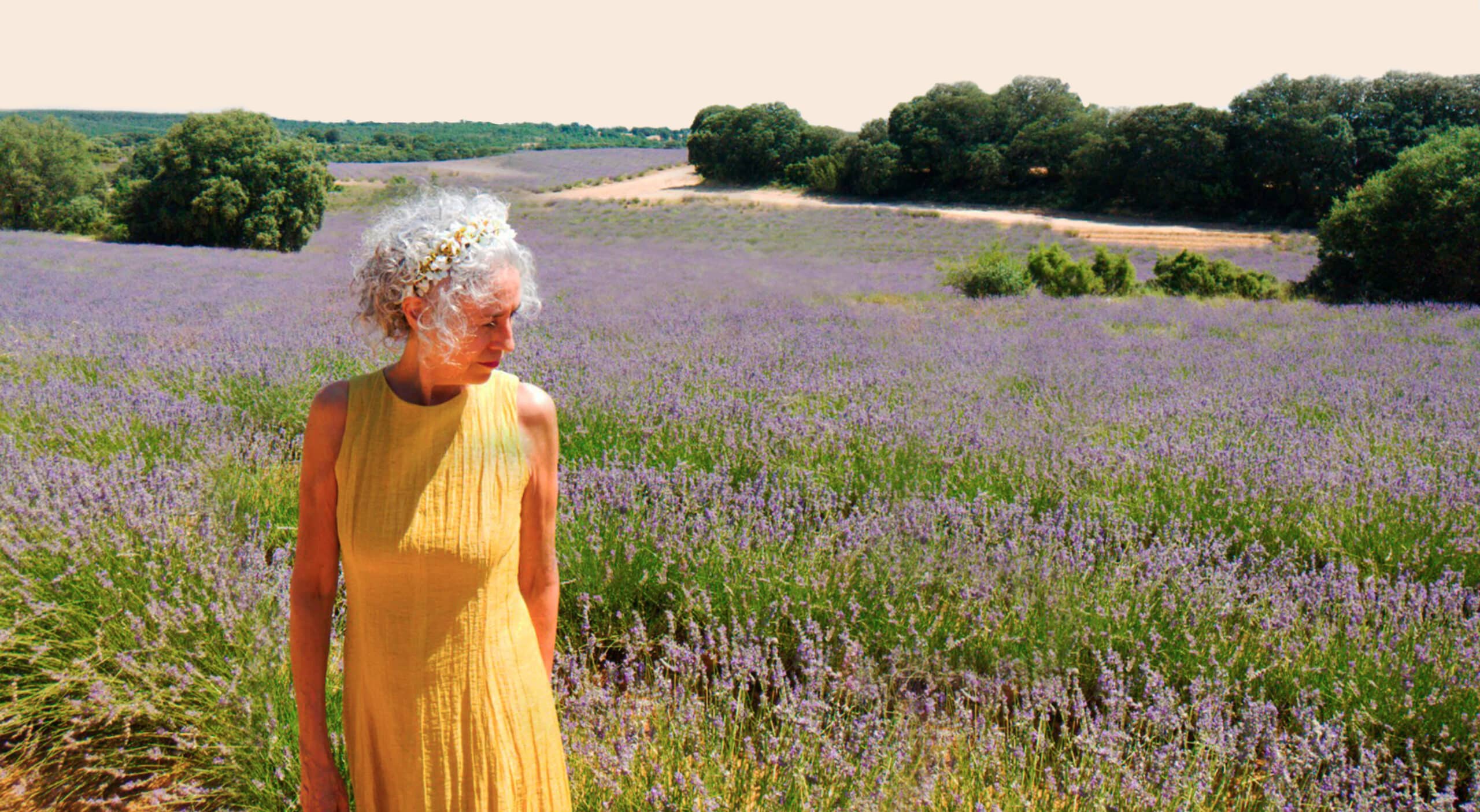 Ofelia Lorenzo en un campo de lavanda